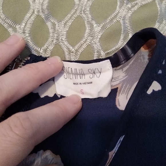 Size S Sienna Sky navy floral short sleeve top - Picture 2 of 6